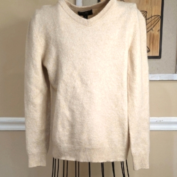Club Room Cream V-Neck Sweater Soft and Versatile CASHMERE SIZE M LUXURY. - Picture 1 of 5